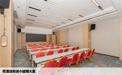 把酒店拍进小城烟火里
